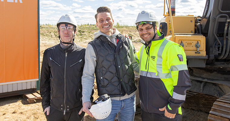 Kristoffer Göthner, Husseim Jacoub och Oskar Gustafsson, står ute på tomten i södra stigamo. Man skymtar en grävmaskin, en stor skylt, ett öppet fält samt lite skog i bakgrunden. 