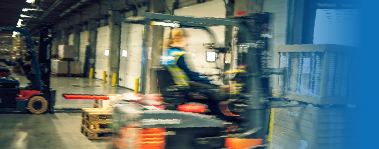 Suddig bild på en person som kör i en orange truck.